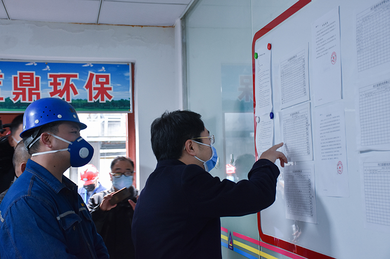威遠(yuǎn)縣委書(shū)記于進(jìn)川赴釩鈦科技調(diào)研脫硫環(huán)保系統(tǒng)運(yùn)行及疫情防控工作(圖3)