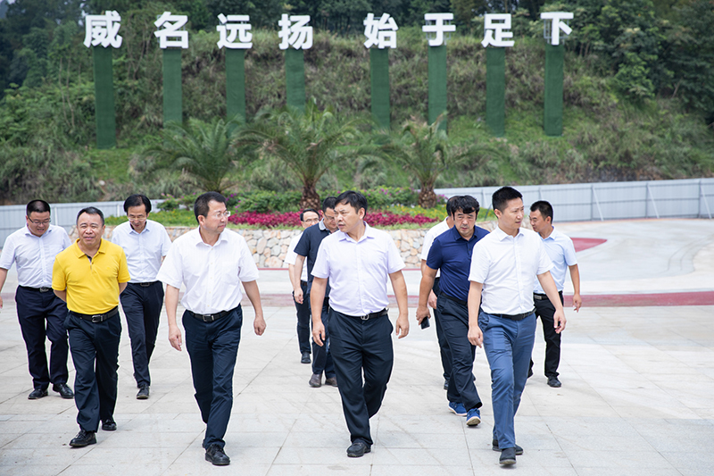 四川省旅游投資集團(tuán)領(lǐng)導(dǎo)蒞臨川威集團(tuán)考察國家南方·連界足球競(jìng)訓(xùn)基地(圖1)