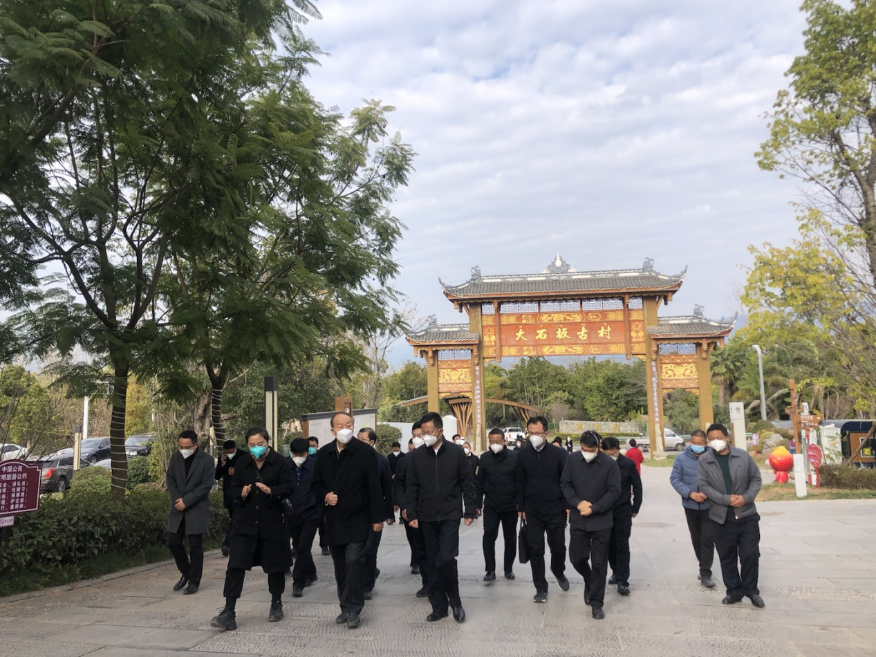 中央組織部副部長(zhǎng)傅興國一行考察調(diào)研大石板二期項(xiàng)目(圖2) 中央組織部副部長(zhǎng)傅興國一行考察調(diào)研大石板二期項(xiàng)目(圖2)