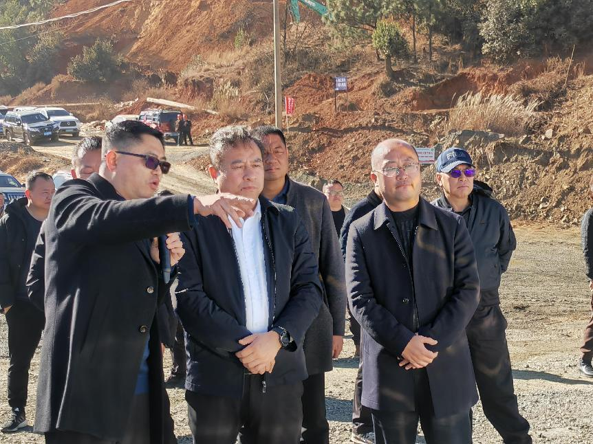 涼山州州委常委、州政府常務(wù)副州長向貴瑜到礦業(yè)總公司白草礦區(qū)調(diào)研