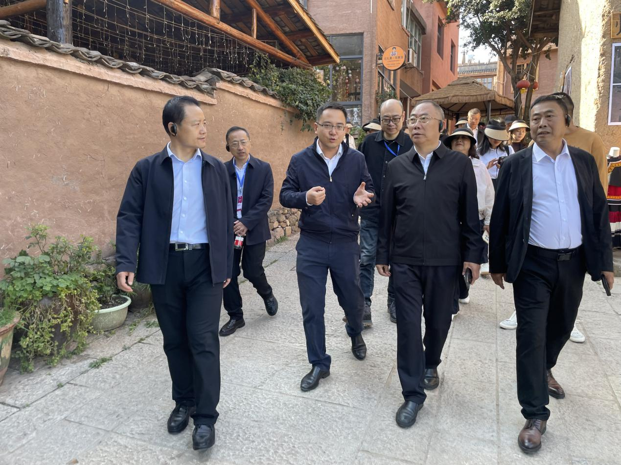 全省文化旅游融合示范項(xiàng)目工作總結(jié)交流會代表團(tuán)考察學(xué)習(xí)大石板項(xiàng)目(圖4) 全省文化旅游融合示范項(xiàng)目工作總結(jié)交流會代表團(tuán)考察學(xué)習(xí)大石板項(xiàng)目(圖4)