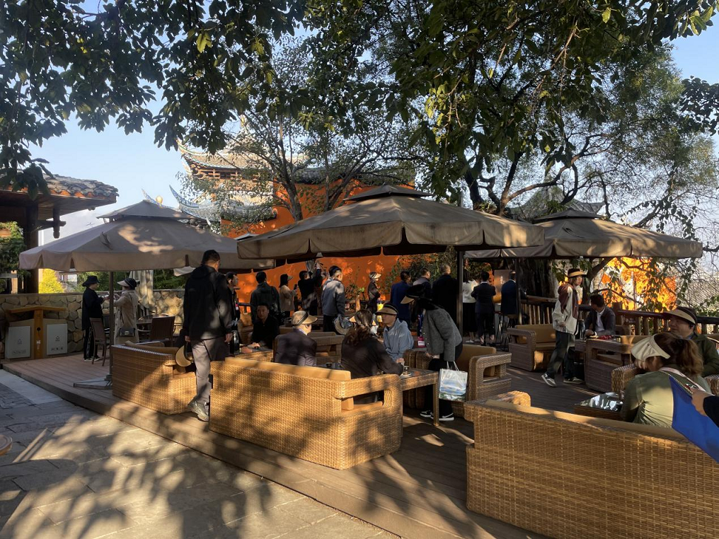 全省文化旅游融合示范項(xiàng)目工作總結(jié)交流會代表團(tuán)考察學(xué)習(xí)大石板項(xiàng)目(圖5) 全省文化旅游融合示范項(xiàng)目工作總結(jié)交流會代表團(tuán)考察學(xué)習(xí)大石板項(xiàng)目(圖5)