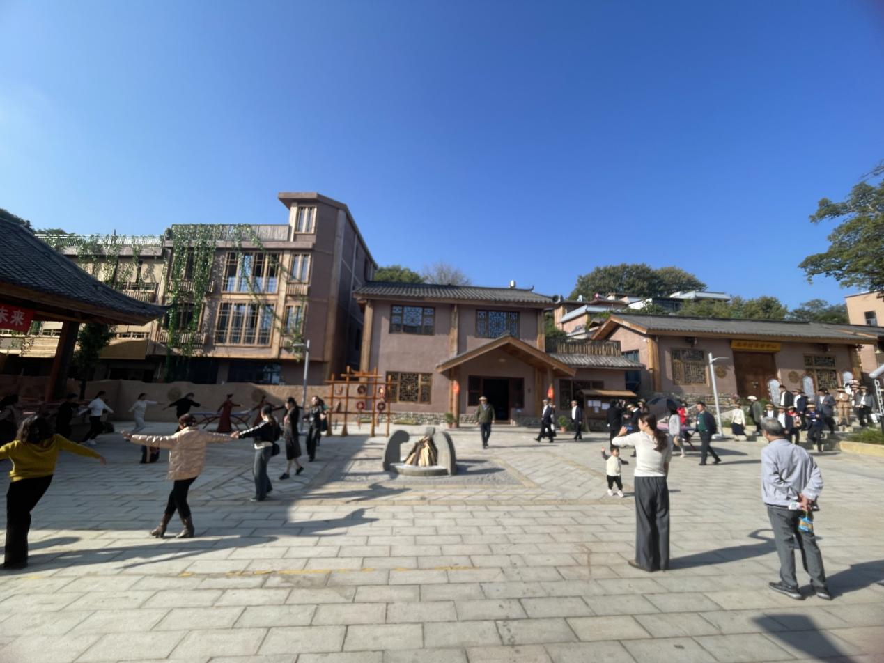全省文化旅游融合示范項(xiàng)目工作總結(jié)交流會代表團(tuán)考察學(xué)習(xí)大石板項(xiàng)目(圖6) 全省文化旅游融合示范項(xiàng)目工作總結(jié)交流會代表團(tuán)考察學(xué)習(xí)大石板項(xiàng)目(圖6)