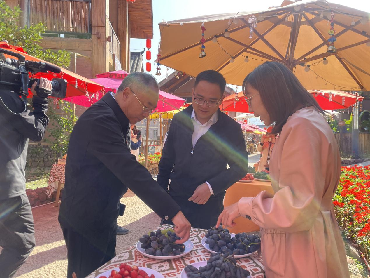 全省文化旅游融合示范項(xiàng)目工作總結(jié)交流會代表團(tuán)考察學(xué)習(xí)大石板項(xiàng)目(圖8) 全省文化旅游融合示范項(xiàng)目工作總結(jié)交流會代表團(tuán)考察學(xué)習(xí)大石板項(xiàng)目(圖8)